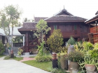 KB186 ขายบ้านไม้ทรงไทย โบราณ สองชั้น 5 ห้อองนอน 3 ห้องนอน ขนาดเนื้อที่ 322 ตรว. ใกล้ วัดเจดีย์เหลี่ยม เวียงกุมกาม ตั้งอยู่ที่ ต.ท่าวังตาล อ.สารภี จ.เชียงใหม่ ราคา 10 ล้านบาท